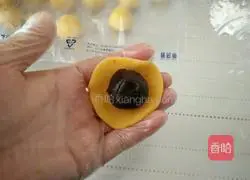 Illustration of how to make jujube egg yolk cake 15