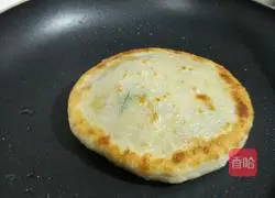 Illustration of how to make leek and egg pie 9