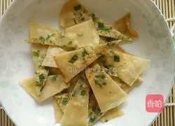 Illustration of how to make onion pancakes 10