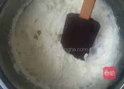 Illustration of how to make cream cake roll 9