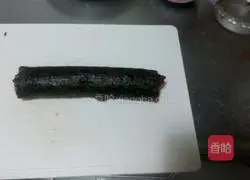 Illustration of how to make tomato, caviar and purple rice sushi 10