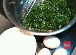 Illustration of how to make leek and egg pancakes 1