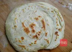 Illustration of how to make green onion pancake 9