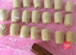 Rose Flower Cake Recipe Illustration 13