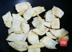 Illustration of how to make fried snow peas with fish cakes 2