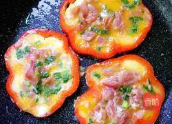 Illustration of how to make colorful pepper and bacon egg pancake rings 7