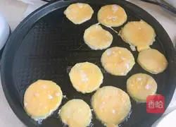 Illustration of how to make zucchini and egg cakes 8