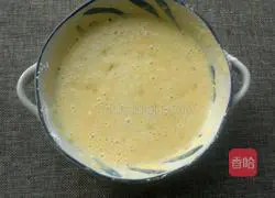 Illustration of how to make banana egg pancake 7