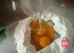 Illustration of making jujube egg yolk cake 7
