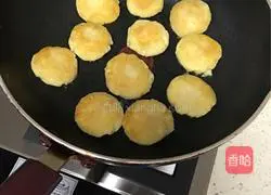 Illustration of how to make salt and pepper potato pancakes 6
