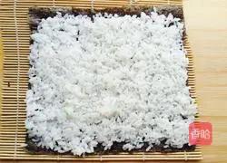 Illustration of how to make spicy meat floss sushi 3