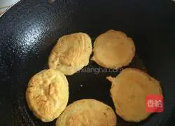 Illustration of how to make glutinous bean dregs pancakes 6