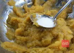 Illustration of how to make pumpkin cake 8