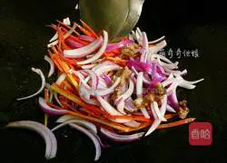 Illustration of how to make fried bean sprouts and shredded pork pancakes 9