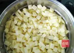  Illustration of how to make two-flavor potato pancakes 3