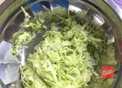 Illustration of how to make zucchini pancakes 2