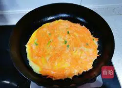 Illustration of how to make carrot and shrimp skin egg pancake 6