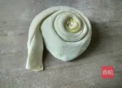 Illustration of how to make green onion pancake 11