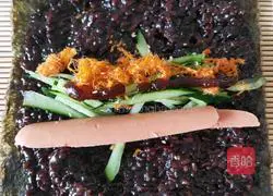 Illustration of how to make black rice sushi 4