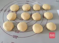 Illustration of how to make sesame and white sugar round cakes 9