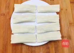 Illustration of how to make wonton skin pot stickers (electric cake version) 12