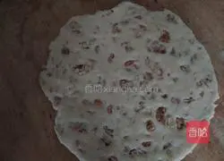 Illustration of how to make walnut sesame cake 3