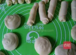 Illustration of how to make honey bean crispy cake 4