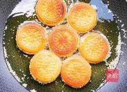 Illustration of how to make money pumpkin cake 12