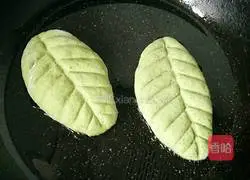 Illustration of making small leaf bean paste cake 12