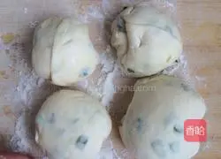 Illustration of how to make scallion pancakes made by Gege 7