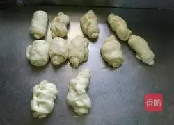 Illustration of how to make crispy five-spice sesame cake 5