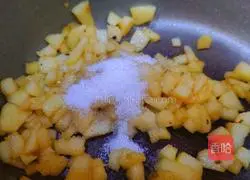 Illustration of how to make a bite of apple crisp 6