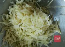 Illustration of how to make shredded potato and vegetable egg pancakes 1