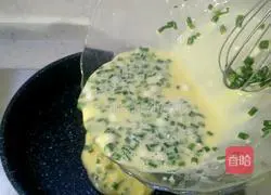 Illustration of how to make green onion egg pancake 11