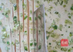 Illustration of how to make green onion hand cakes 6