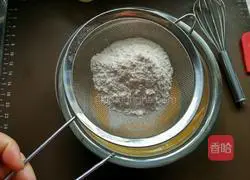 Illustration of how to make eight-inch fresh milk chiffon cake 7