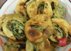 Illustration of how to make leek and meat pancakes 10