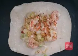Illustration of how to make shrimp and egg burritos 3