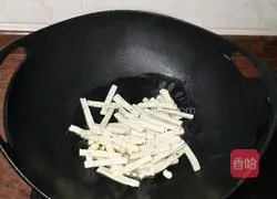 Illustration of how to make fried fish cakes with green onions 6