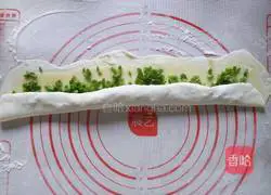 Illustration of how to make butter and scallion pancakes 15