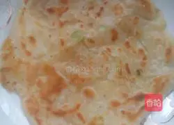 Illustration of how to make hot scallion pancakes 11