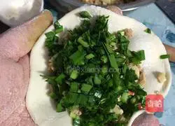 Illustration of how to make chives, bamboo shoots, diced bean jerky meat pie 5