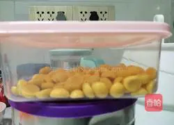 Illustration of how to melt egg yolk into beans 8