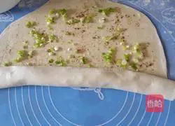 Illustration of how to make scallion pancakes 7