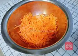 Illustration of how to make shrimp and vegetable egg pancakes 2