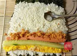 Illustration of how to make sushi rolls 9