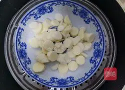 Illustration of how to make yam pancakes 2