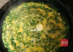 Illustration of how to make chive egg pancake 5