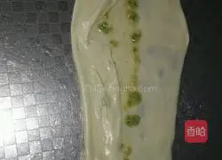 Illustration of how to make scallion pancakes 7