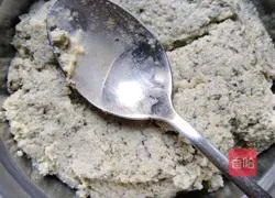 Illustration of how to make bean dregs and cornmeal pancakes 2